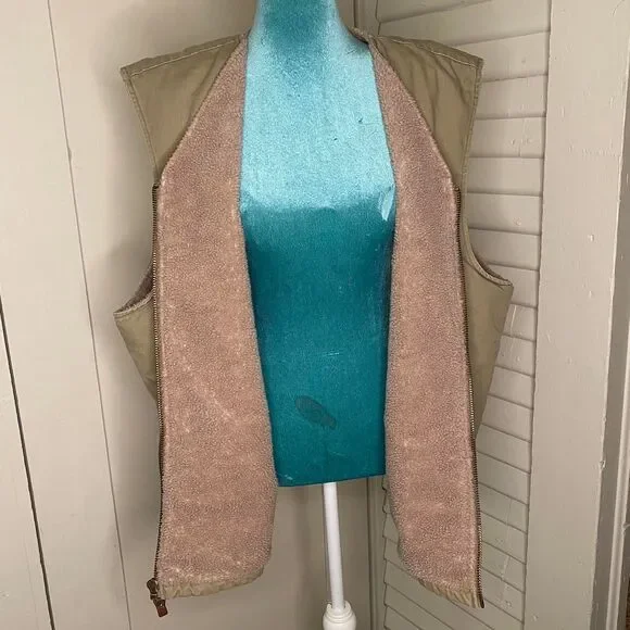 Woolrich Men's Cream and Tan vest - Picture 4 of 7